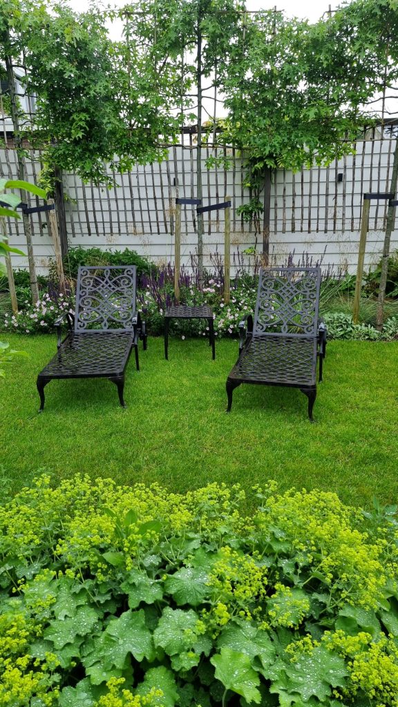 Hollandse tuin in Barendrecht met zonnenbedden