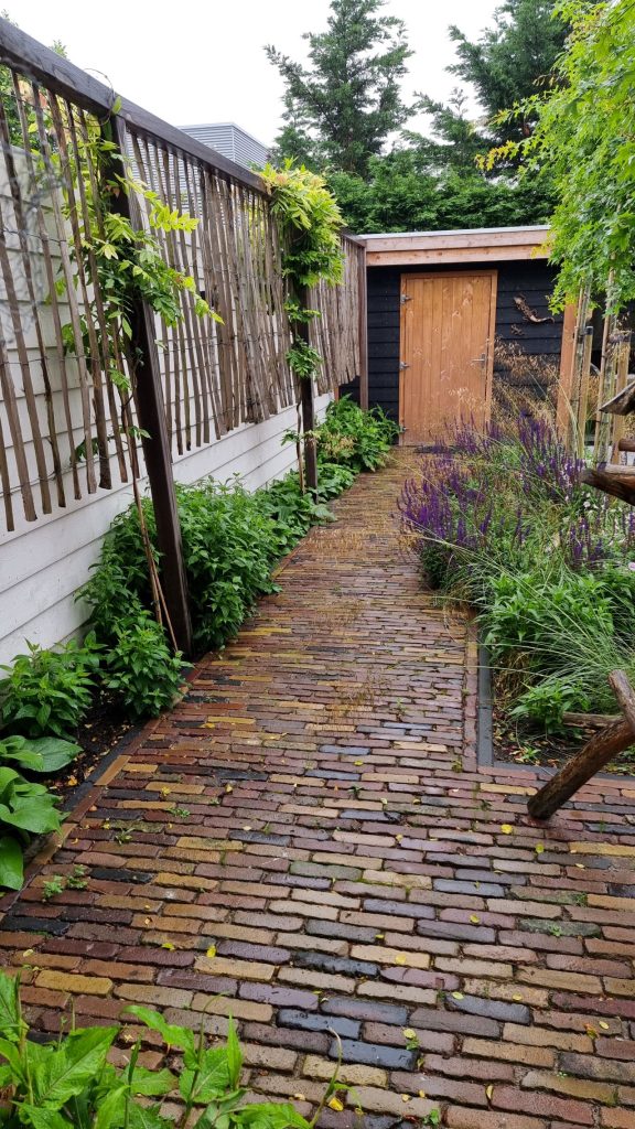 Hollandse tuin in Barendrecht met gebakken waalklinkers