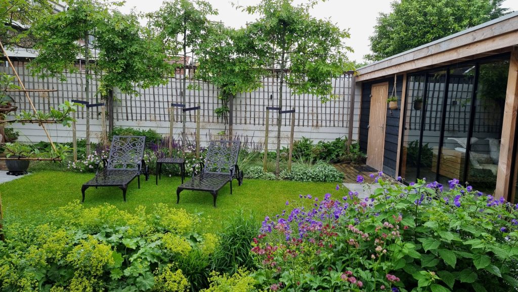 Hollandse tuin in Barendrecht met leibomen