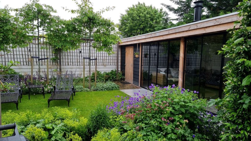 Hollandse tuin in Barendrecht met bloeiende planten