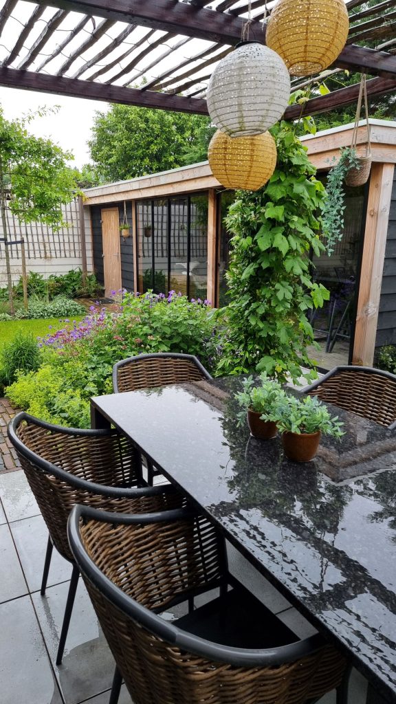 Hollandse tuin in Barendrecht met pergola