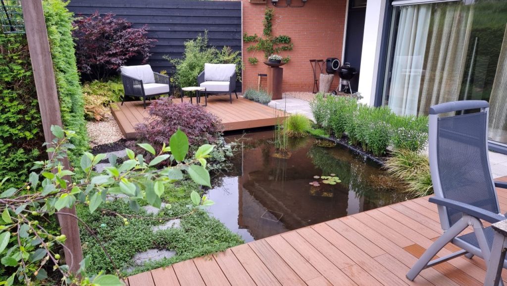 strakke tuin met vijver