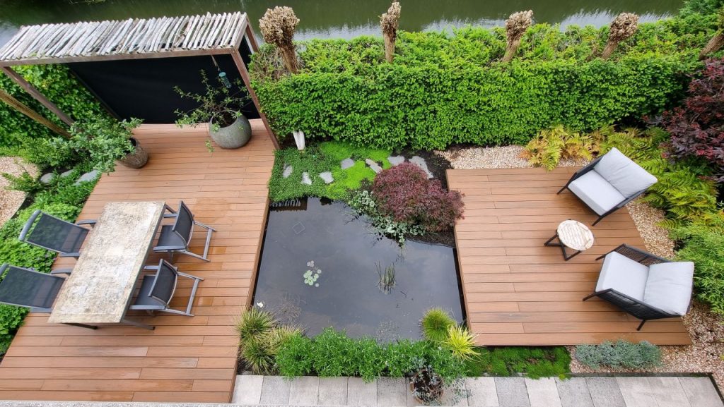 tuin met vijver en 2 composiet vlonders